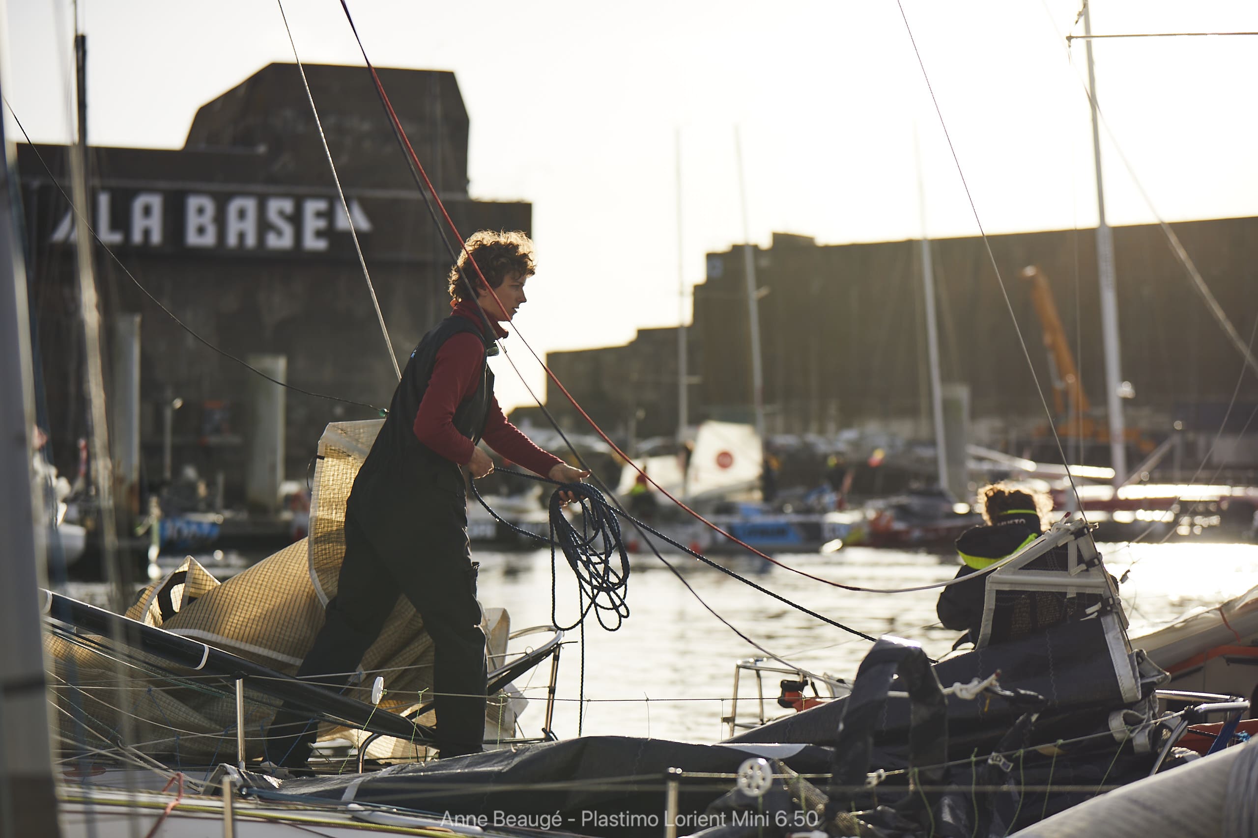 Mathis sur un bateau dans un port